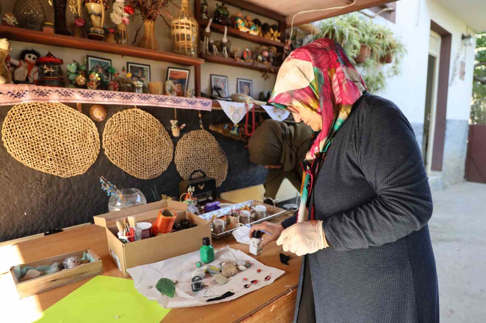 halk egitimden emekli oldu atiklari evinde sanata donusturdu 1 hMAPlkEO