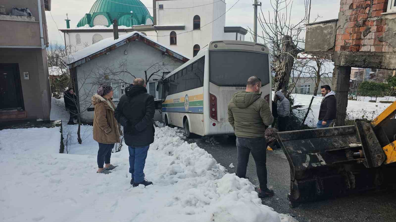 halk otobusu eve daldi buyuk bir faciadan donuldu 0 ww5iunKD