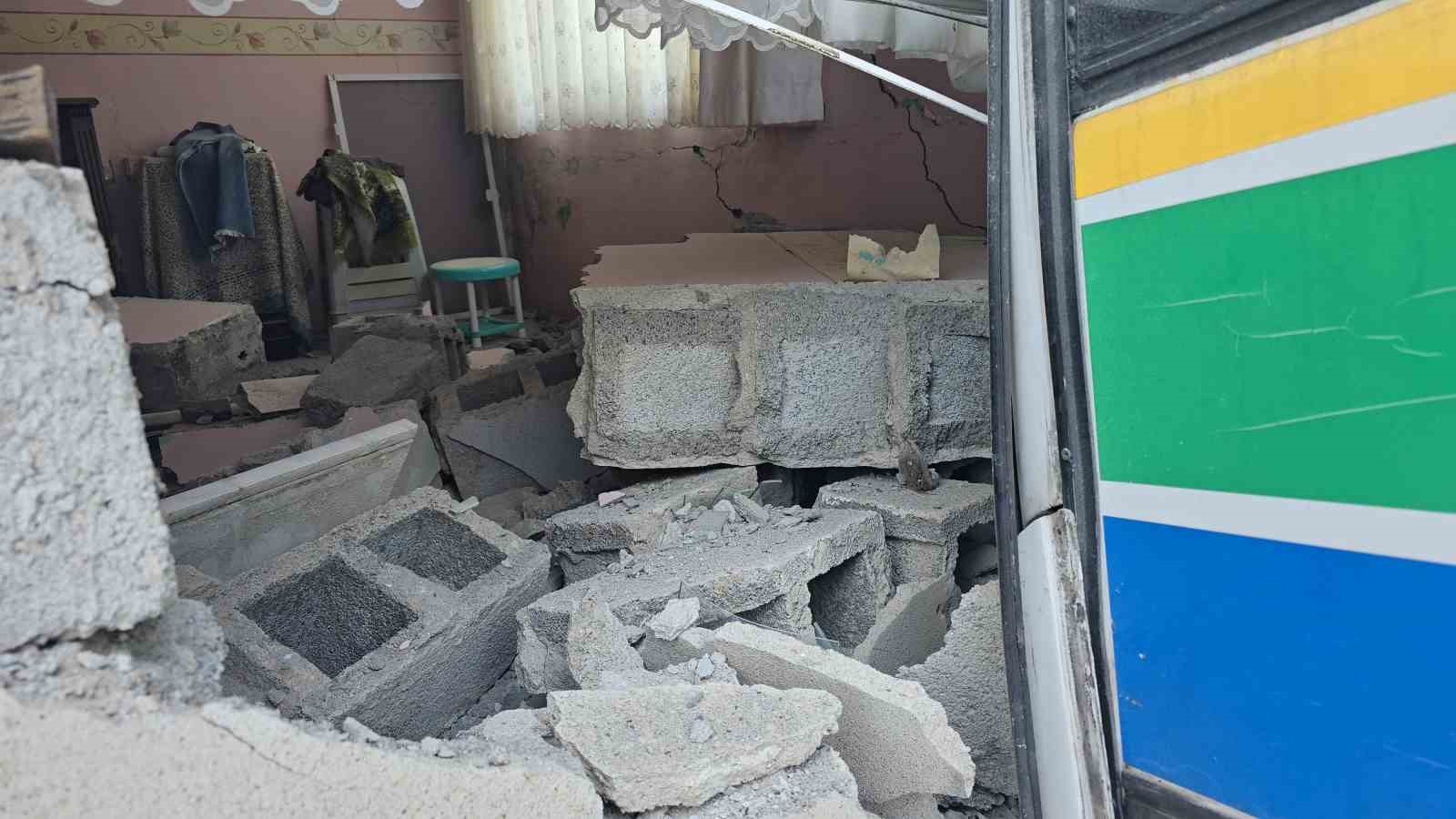 halk otobusu eve daldi buyuk bir faciadan donuldu 1 rLunFiOu