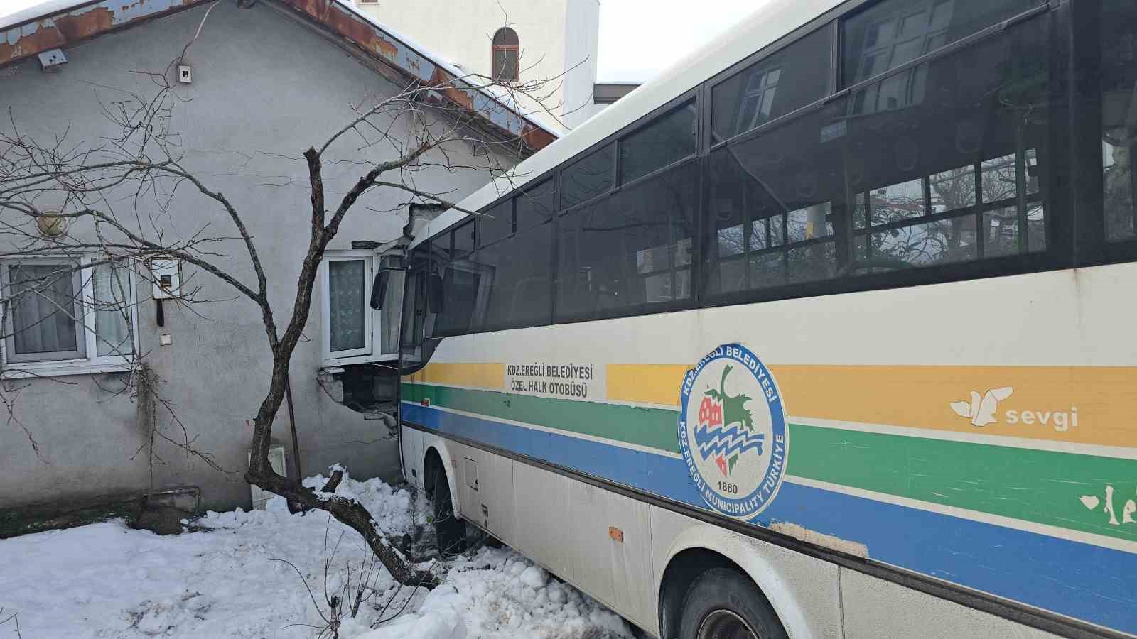 halk otobusu eve daldi buyuk bir faciadan donuldu 2 qZIVl4VL