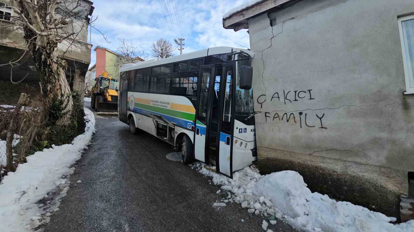 halk otobusu eve daldi buyuk bir faciadan donuldu 3 mRceqOpQ