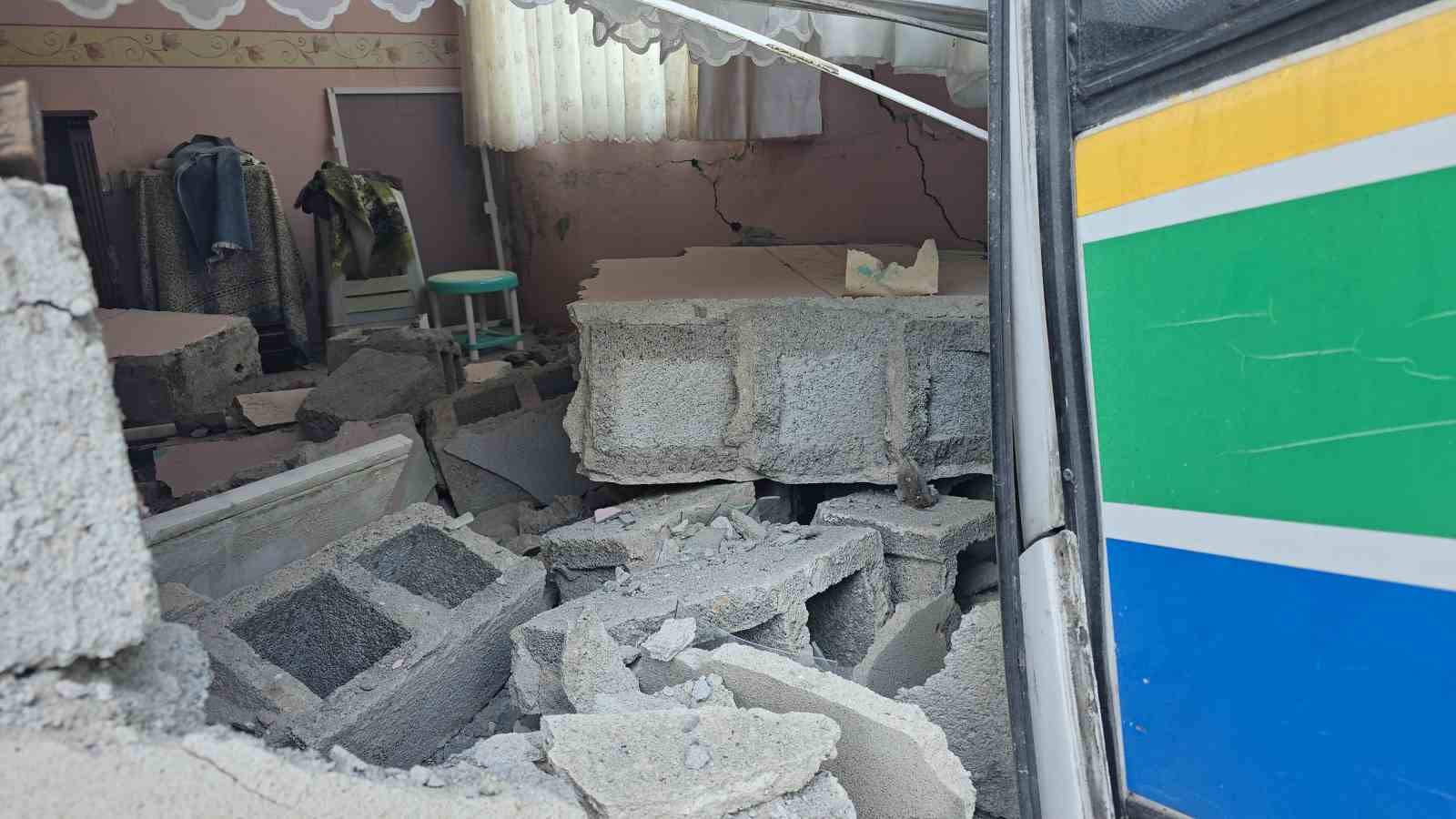 halk otobusu eve daldi buyuk bir faciadan donuldu 4 EUbTwWK9