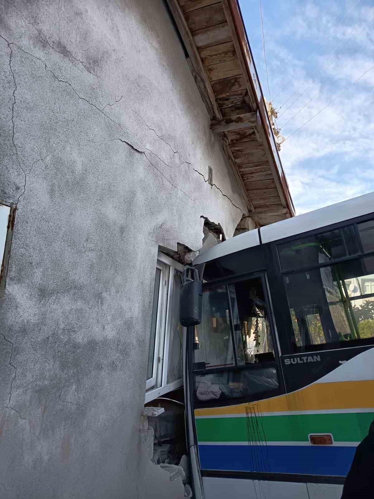 halk otobusu eve daldi buyuk bir faciadan donuldu 5 DHRpv2wP