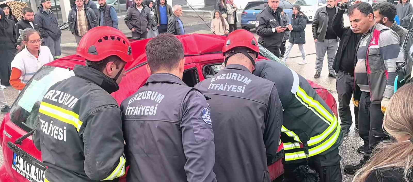 halk otobusu ile otomobil carpisti 4 yarali 0 kCBwIErI