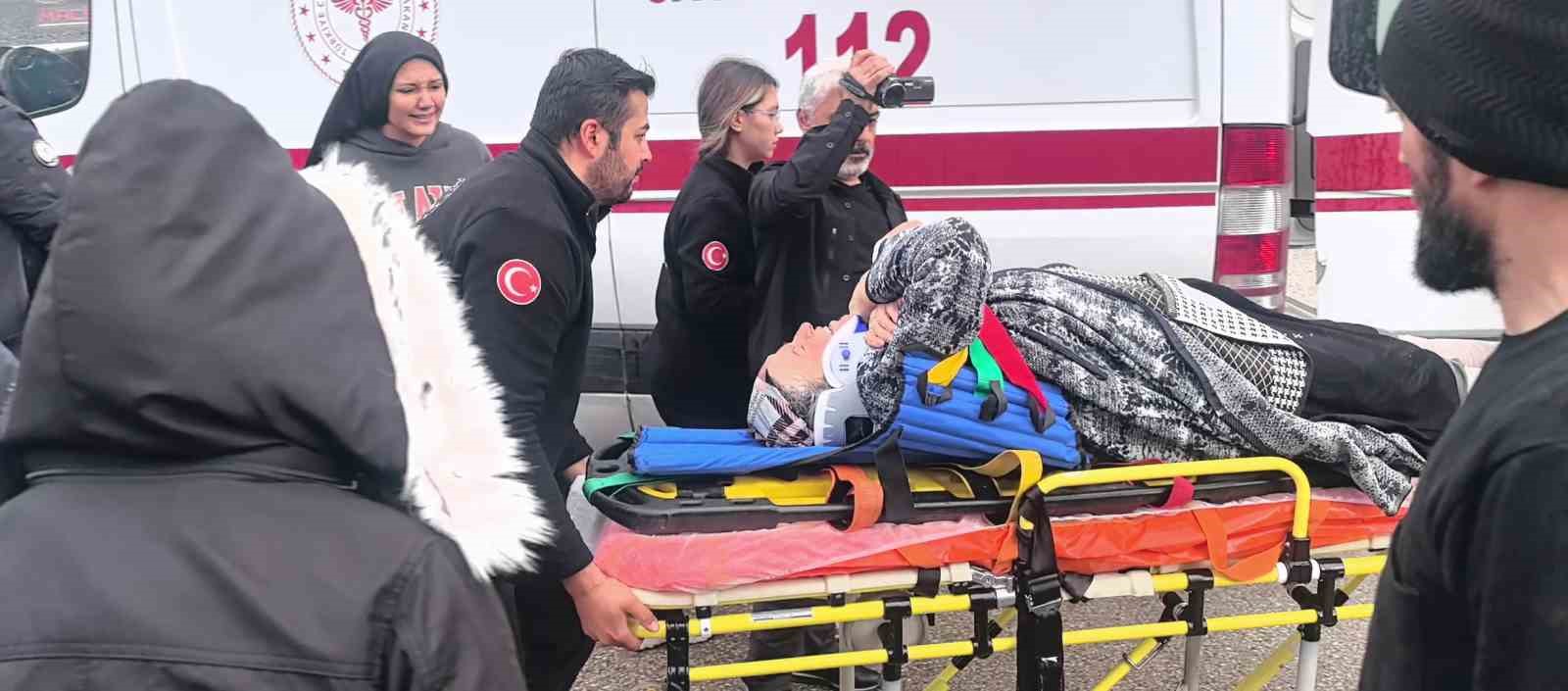 halk otobusu ile otomobil carpisti 4 yarali 1 mgyfefcE