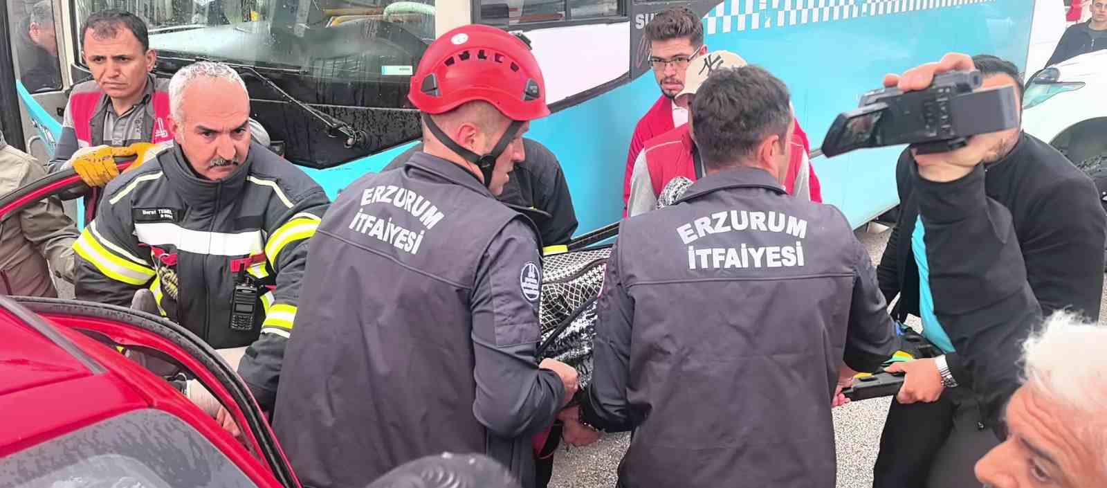 halk otobusu ile otomobil carpisti 4 yarali 2
