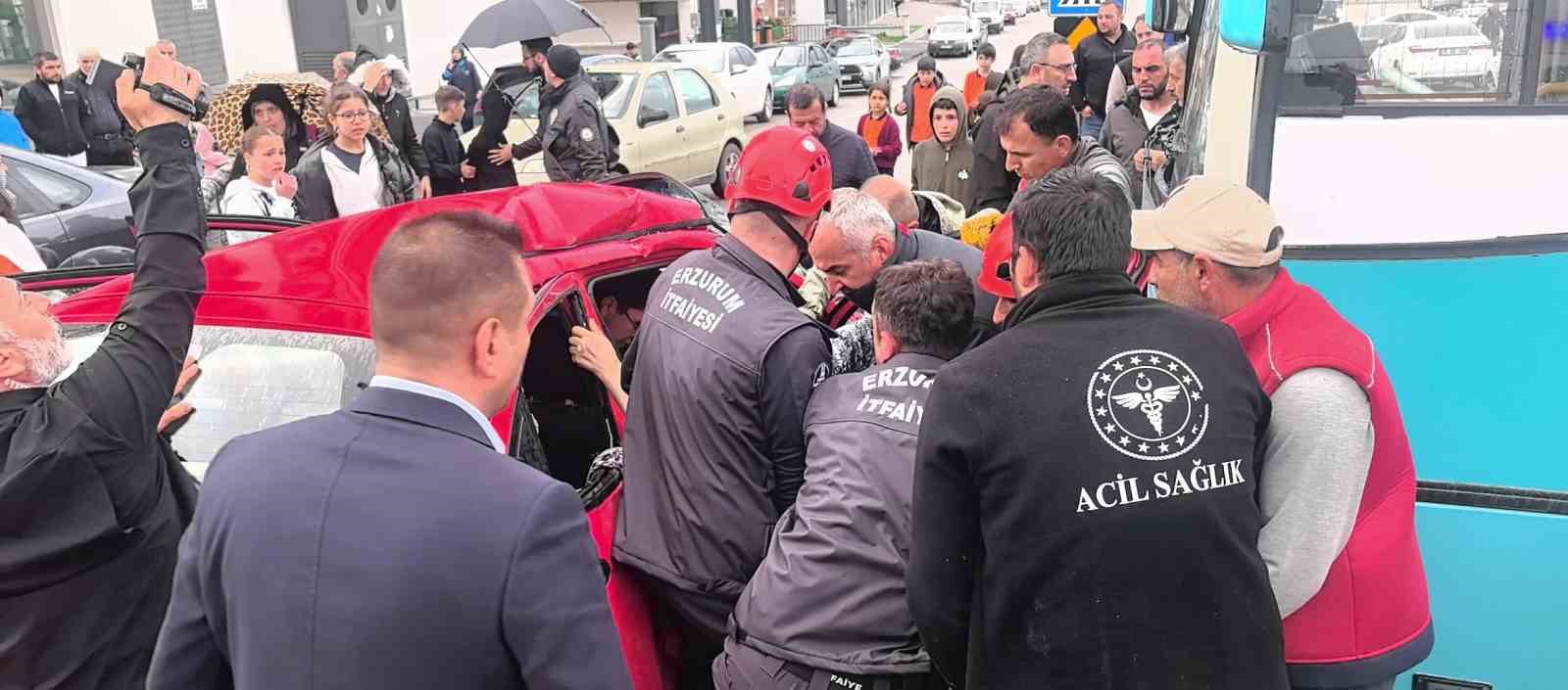 halk otobusu ile otomobil carpisti 4 yarali 3 y1upMpnh