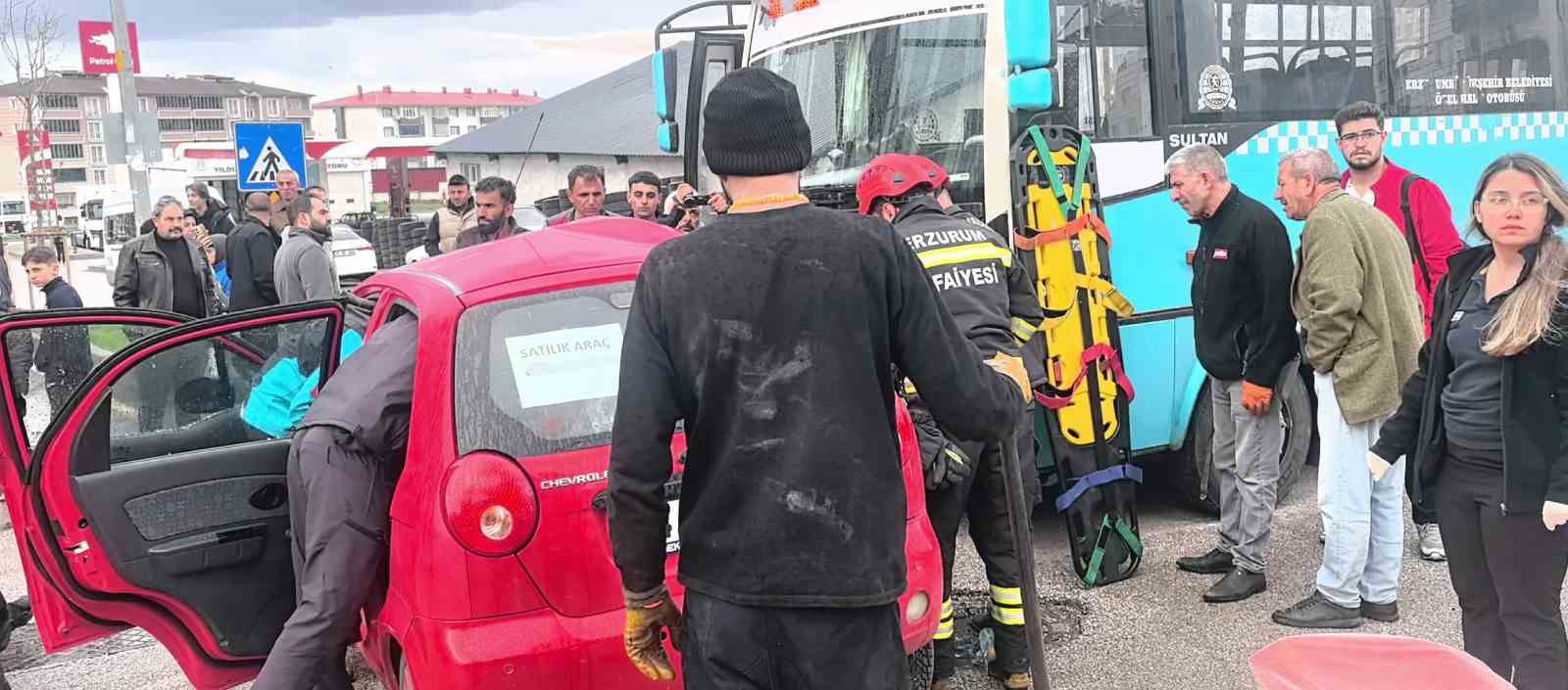 halk otobusu ile otomobil carpisti 4 yarali 4 DtwjKMGj