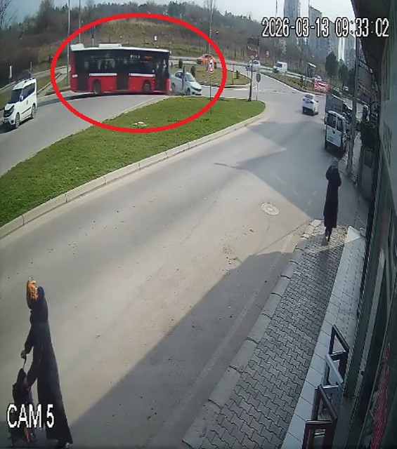 halk otobusu ile otomobilin carpistigi kaza kamerada 9 yarali 1 Z832wOqj