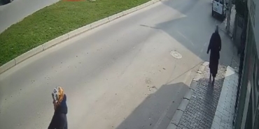 halk-otobusu-ile-otomobilin-carpistigi-kaza-kamerada-9-yarali-2HxL81Nj.jpg