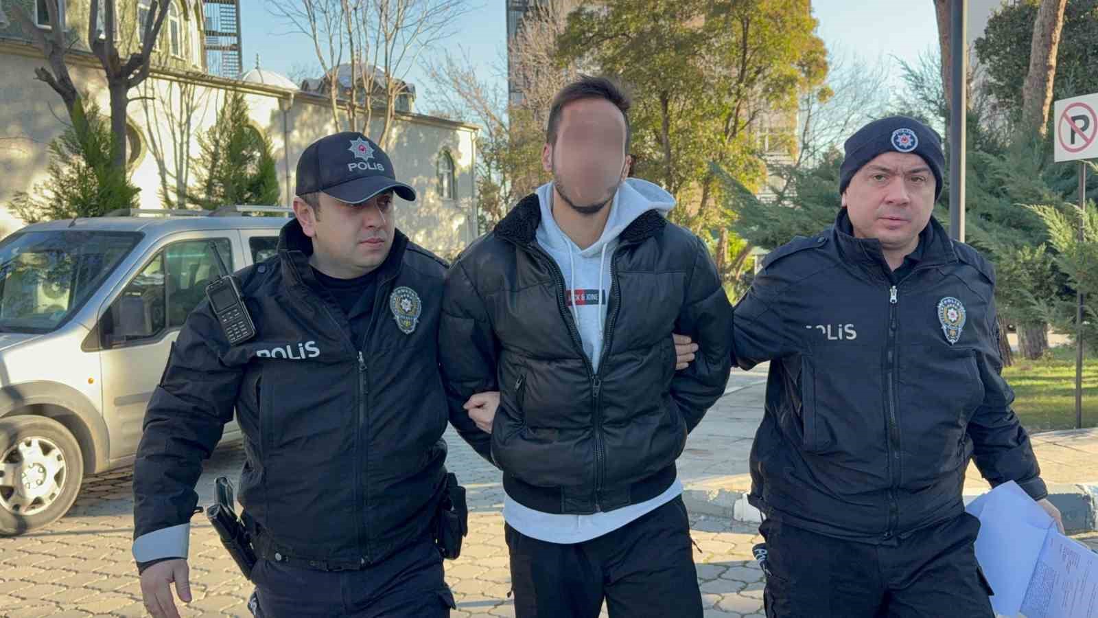 Halk otobüsünde lise öğrencisinin boynuna bıçak dayayan üniversite öğrencisi yakalandı 4 halk otobusunde lise ogrencisinin boynuna bicak dayayan universite ogrencisi yakalandi 0 11yMEeWI