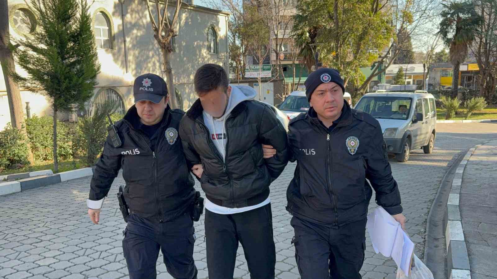 Halk otobüsünde lise öğrencisinin boynuna bıçak dayayan üniversite öğrencisi yakalandı 5 halk otobusunde lise ogrencisinin boynuna bicak dayayan universite ogrencisi yakalandi 1 83iK6qay
