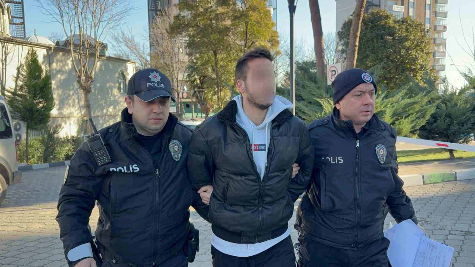 Halk otobüsünde lise öğrencisinin boynuna bıçak dayayan üniversite öğrencisi yakalandı 6 halk otobusunde lise ogrencisinin boynuna bicak dayayan universite ogrencisi yakalandi 2 Tq6nLvZO