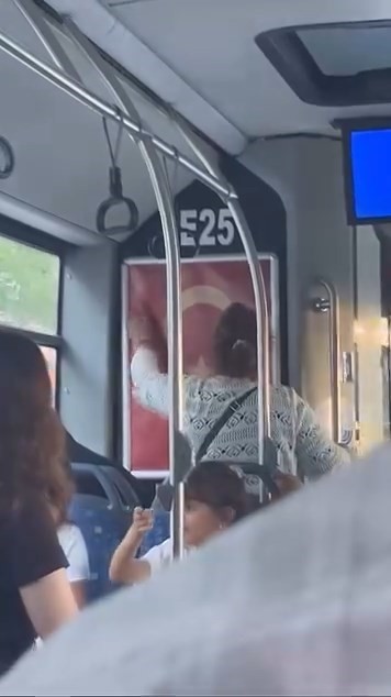 halk otobusundeki bayragi silen kadina baskan serifogullarindan anlamli hediye 2 zMfAWXLV