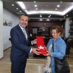 halk-otobusundeki-bayragi-silen-kadina-baskan-serifogullarindan-anlamli-hediye-ZzBt3GCU.jpg