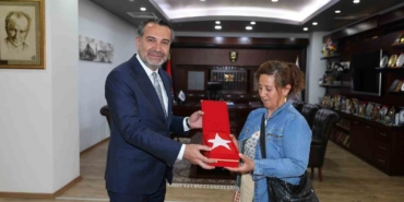 halk-otobusundeki-bayragi-silen-kadina-baskan-serifogullarindan-anlamli-hediye-ZzBt3GCU.jpg