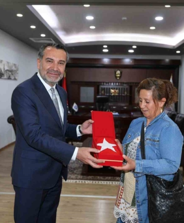 halk-otobusundeki-bayragi-silen-kadina-baskan-serifogullarindan-anlamli-hediye-ZzBt3GCU.jpg