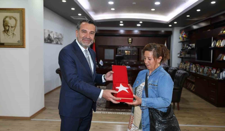 halk-otobusundeki-bayragi-silen-kadina-baskan-serifogullarindan-anlamli-hediye-ZzBt3GCU.jpg