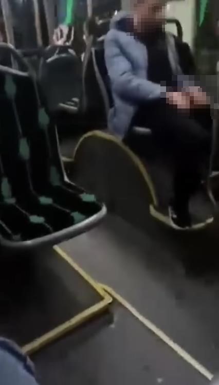 halk otobusundeki uygunsuz davranis kamerada 1 DNIPwH5l