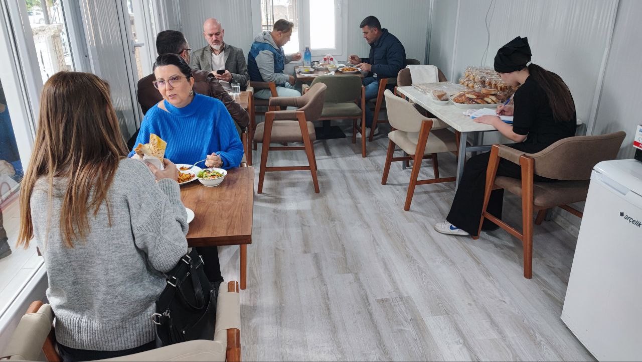 halka acik kafede ogrenciler hem ogreniyor hem uretiyor 2