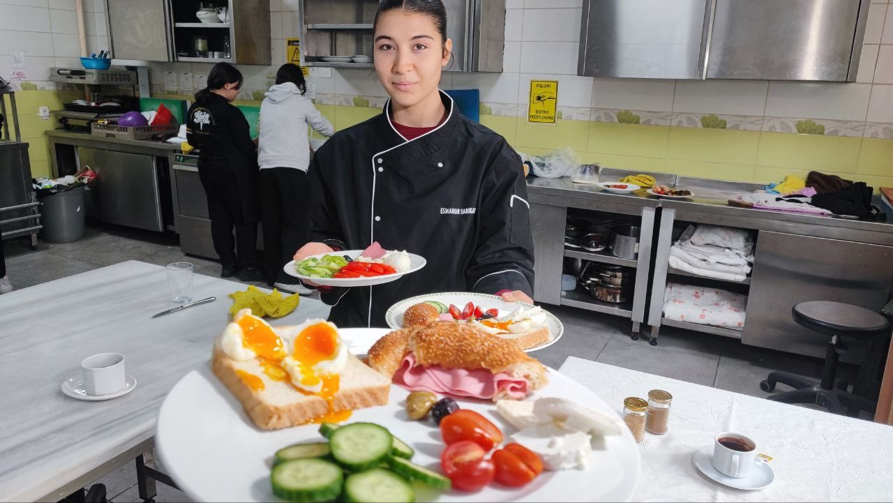 halka acik kafede ogrenciler hem ogreniyor hem uretiyor 4 gXRImV1M