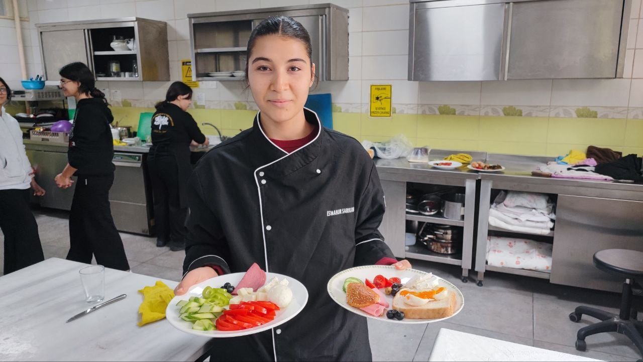 halka acik kafede ogrenciler hem ogreniyor hem uretiyor 5 W59GRuL6