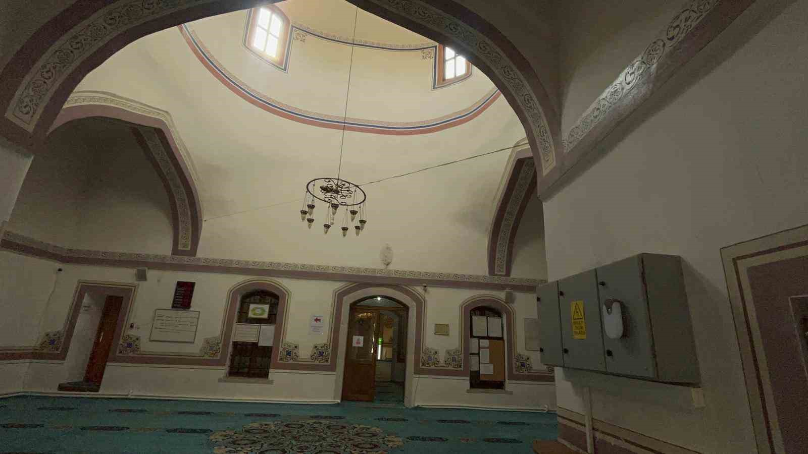 hamam olarak yapilip camiye donusturulen tarihi yapi 700 yildir ayakta 3 zWQP8cdJ
