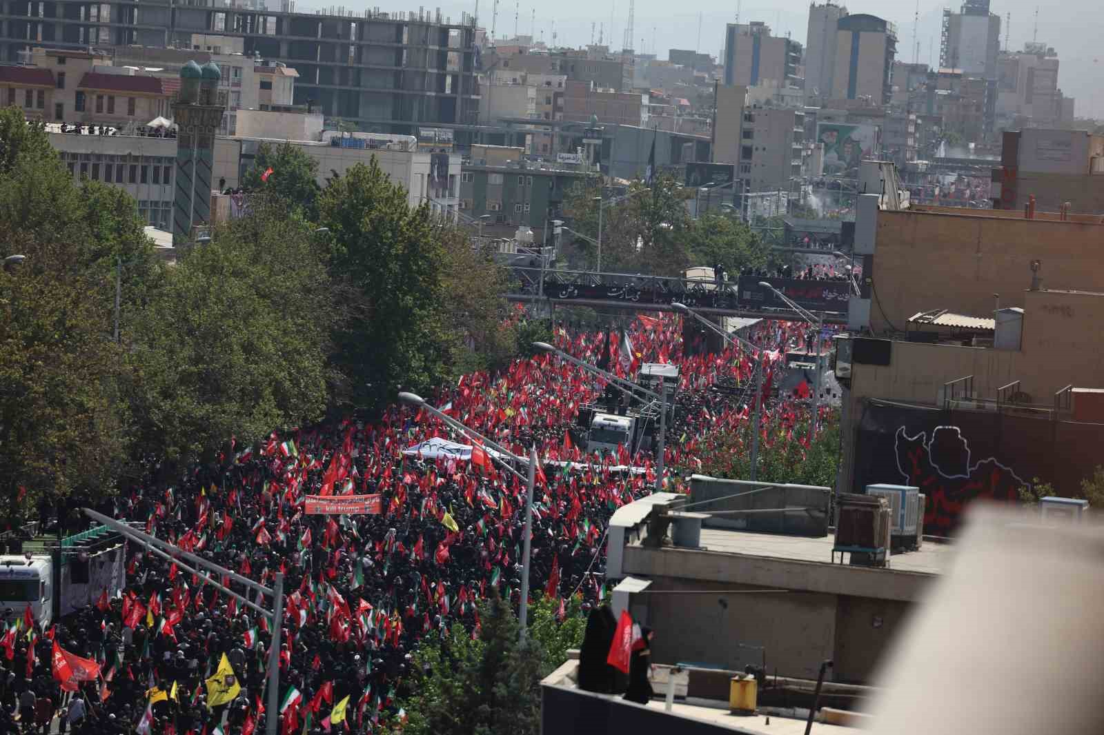 Hamaney’in cenaze alayı milyonların katılımıyla başladı 5 hamaneyin cenaze alayi milyonlarin katilimiyla basladi 1 aHZp4iQe