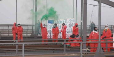 hamburg-limanini-kapatan-gostericiler-israile-silah-ihracatinin-durdurulmasi-cagrisi-yapti-iz3qxJNF.jpg
