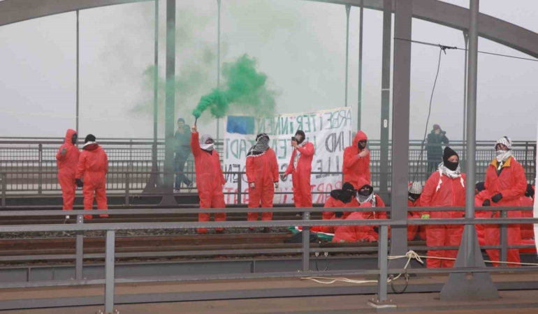 hamburg-limanini-kapatan-gostericiler-israile-silah-ihracatinin-durdurulmasi-cagrisi-yapti-iz3qxJNF.jpg