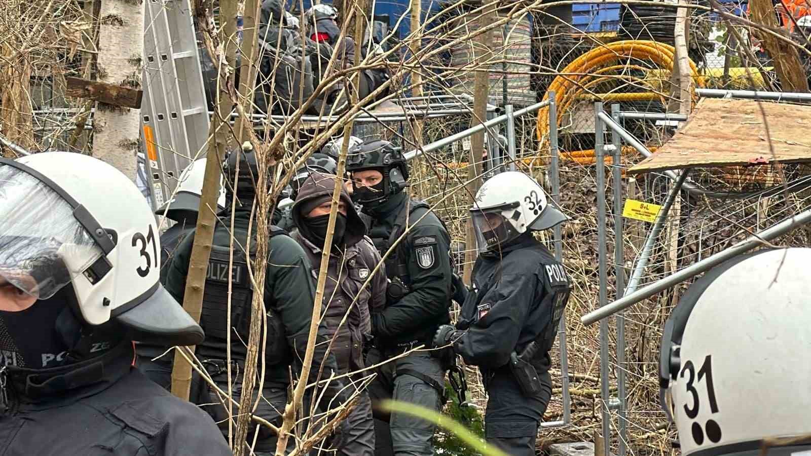 hamburgda agac kesimine karsi nobet tutan eylemcilere polis mudahalesi 1 SBTOcZO6