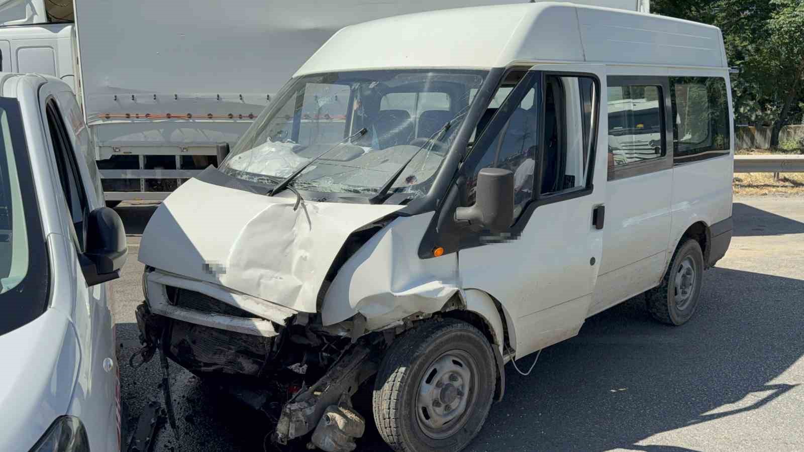 Hamile eşini hastaneye götürürken kaza yapan araca çarptı: 3 yaralı 4 hamile esini hastaneye gotururken kaza yapan araca carpti 3 yarali 0 1qL53AsZ