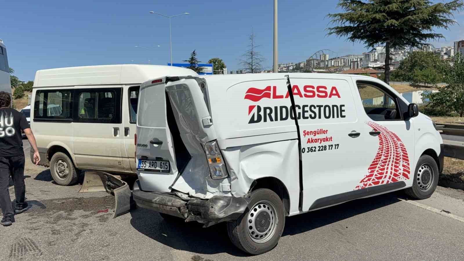 Hamile eşini hastaneye götürürken kaza yapan araca çarptı: 3 yaralı 6 hamile esini hastaneye gotururken kaza yapan araca carpti 3 yarali 2 sO37gQ5E