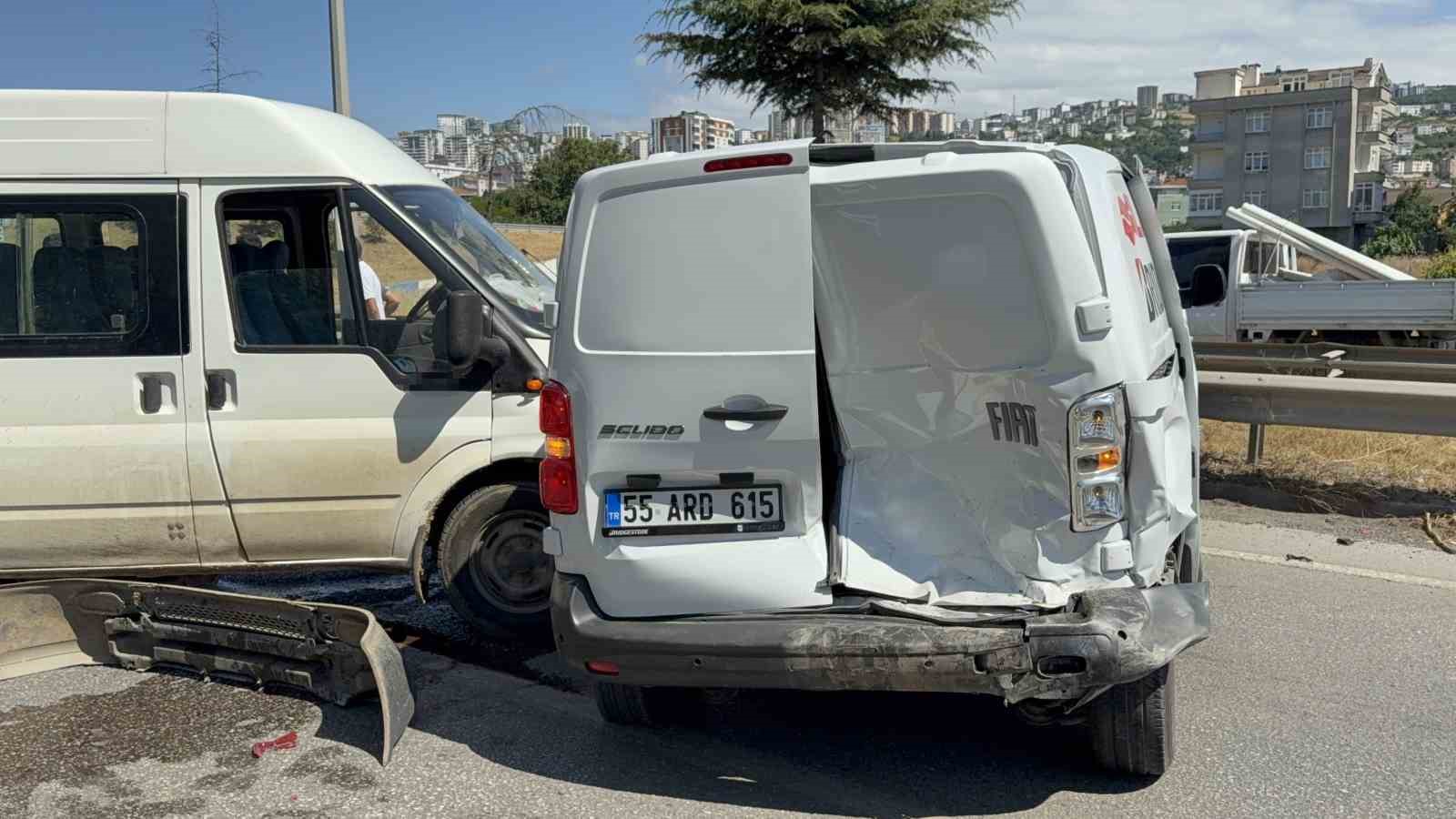 Hamile eşini hastaneye götürürken kaza yapan araca çarptı: 3 yaralı 7 hamile esini hastaneye gotururken kaza yapan araca carpti 3 yarali 3 LhJgQkmS
