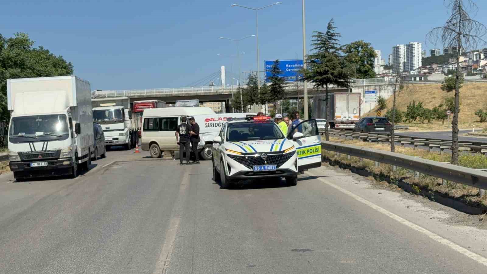 Hamile eşini hastaneye götürürken kaza yapan araca çarptı: 3 yaralı 8 hamile esini hastaneye gotururken kaza yapan araca carpti 3 yarali 4 9aZlYMyg