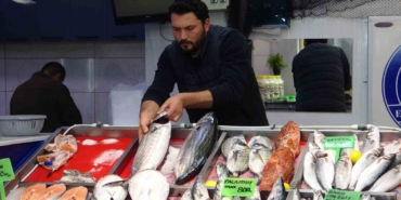 hamsi-denizlerde-yuzunu-gosterdi-tezgahlarda-fiyatini-korudu-VEk3RJ9A.jpg