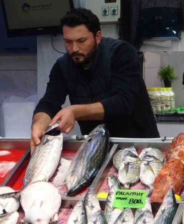 hamsi-denizlerde-yuzunu-gosterdi-tezgahlarda-fiyatini-korudu-VEk3RJ9A.jpg