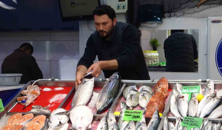hamsi-denizlerde-yuzunu-gosterdi-tezgahlarda-fiyatini-korudu-VEk3RJ9A.jpg