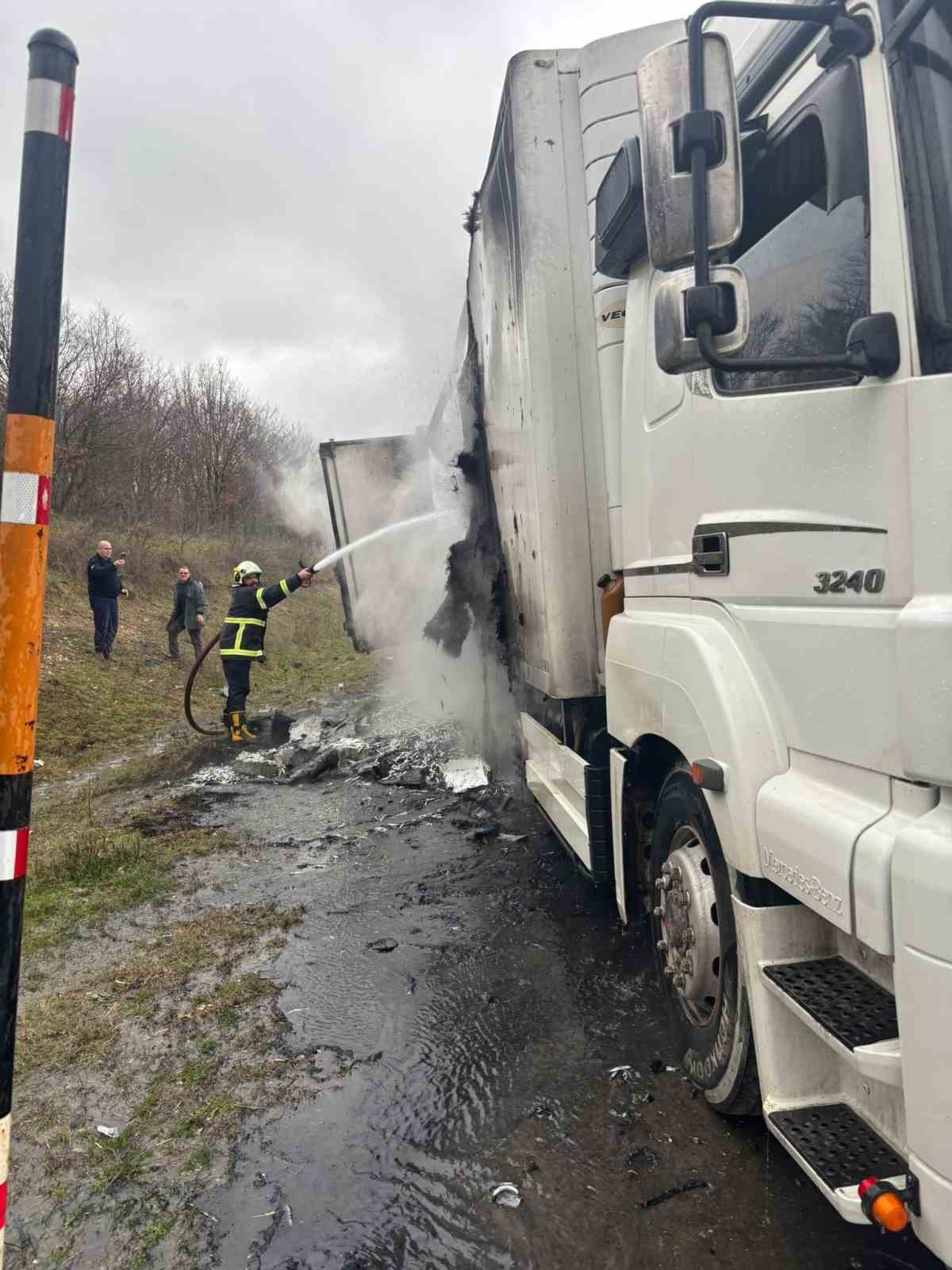 hamsi yuklu tir alevlere teslim oldu dorse kullanilamaz hale geldi 2 8LXItc4A