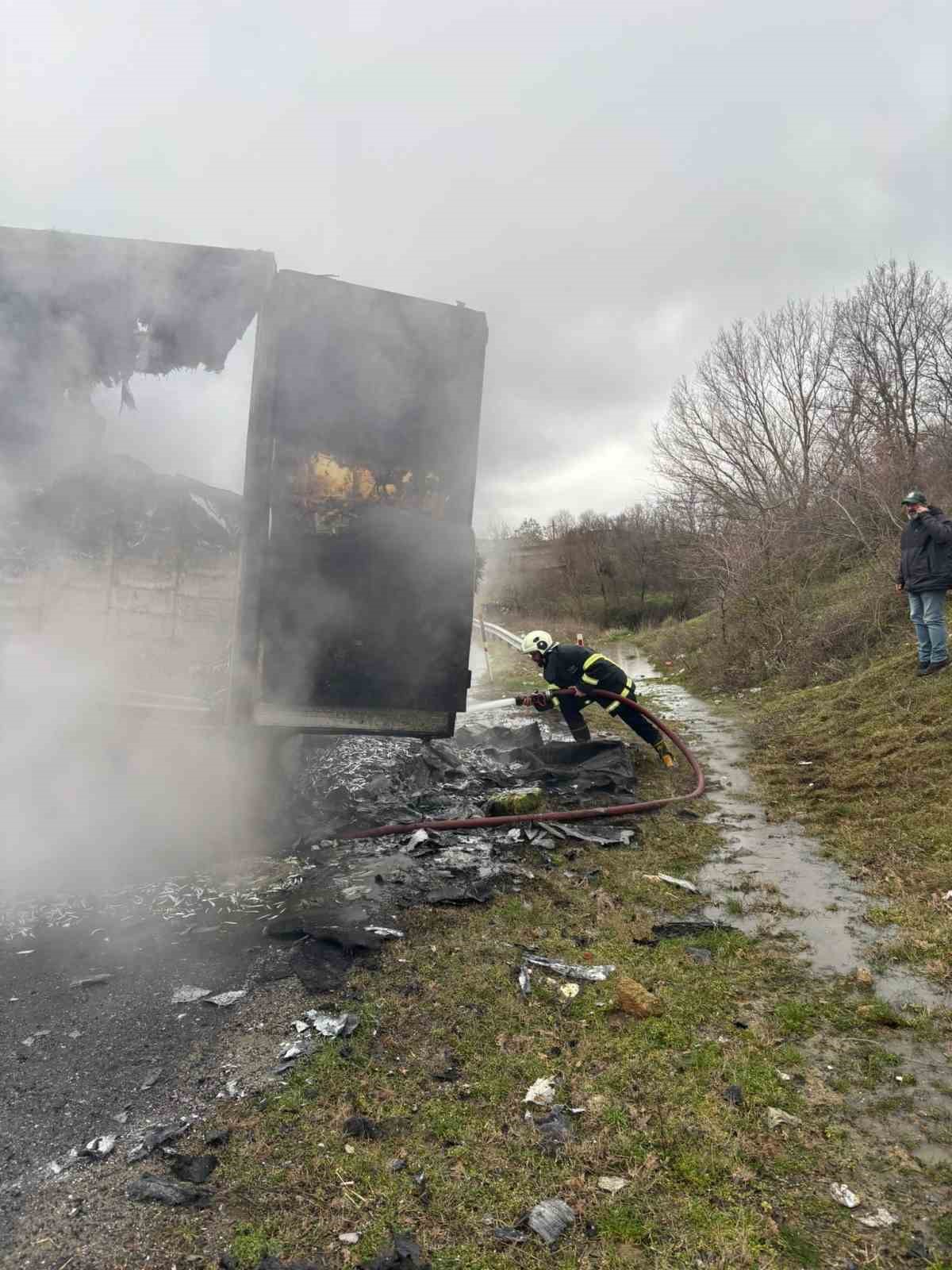 hamsi yuklu tir alevlere teslim oldu dorse kullanilamaz hale geldi 3 sZilbqF5