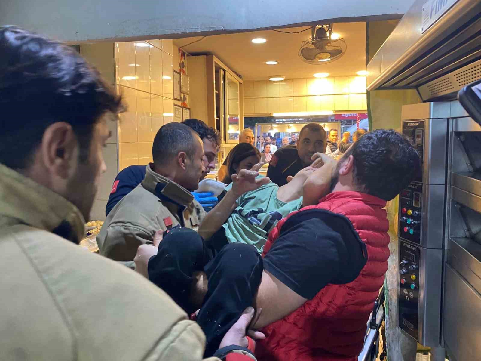 hamur karistirma makinesine elini sikistiran cocugu itfaiye kurtardi 1 fOVSYYiK