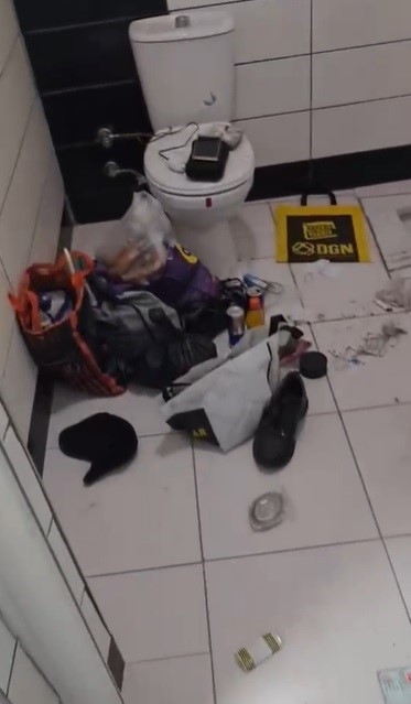 hapis cezasindan kacmak icin 2 ay tuvalette saklanmis 1 PE4IpLgL