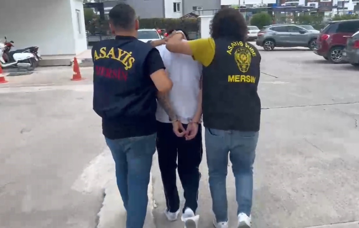 Hapis cezasıyla aranan suçlular tatilde yakalandı: Biri havuzda, diğeri yazlıkta gözaltına alındı 4 hapis cezasiyla aranan suclular tatilde yakalandi biri havuzda digeri yazlikta gozaltina alindi 0 dXJUwm1e