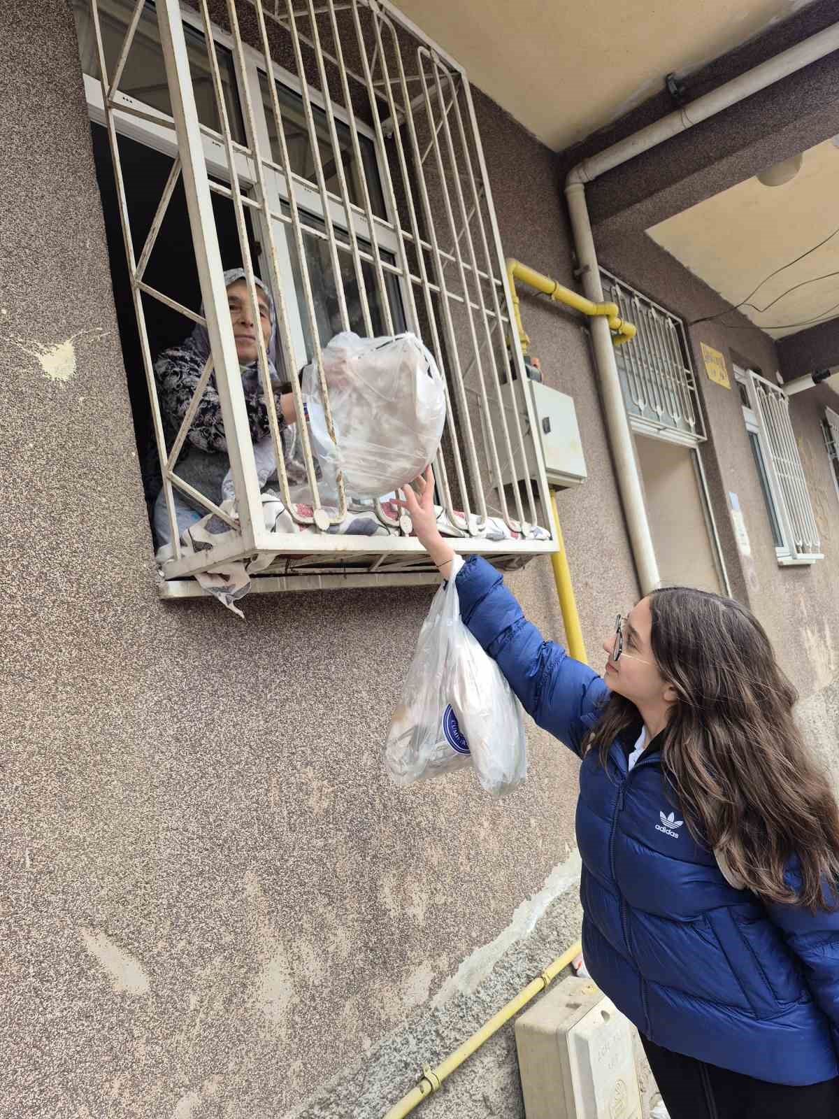 harcliklarini biriktirip yaslilarin gonullerini isittilar 4 XeGRgHfi