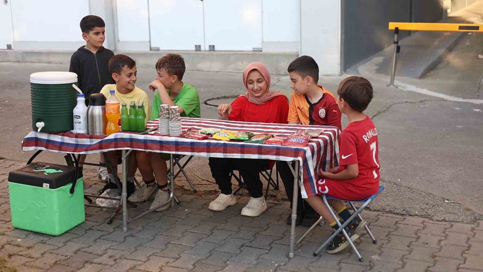 harcliklarini yolun kenarinda kurduklari tezgahta alin teriyle kazandilar 0 4MjnVYtc