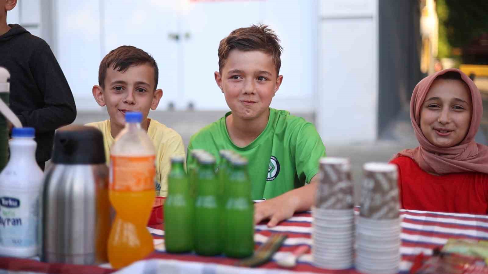 harcliklarini yolun kenarinda kurduklari tezgahta alin teriyle kazandilar 1 vQ6g3HBJ