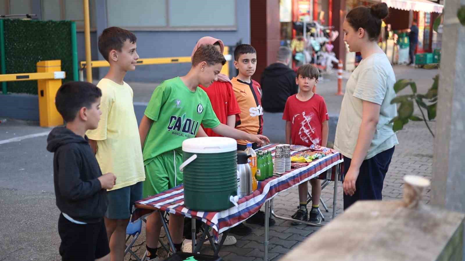 harcliklarini yolun kenarinda kurduklari tezgahta alin teriyle kazandilar 3