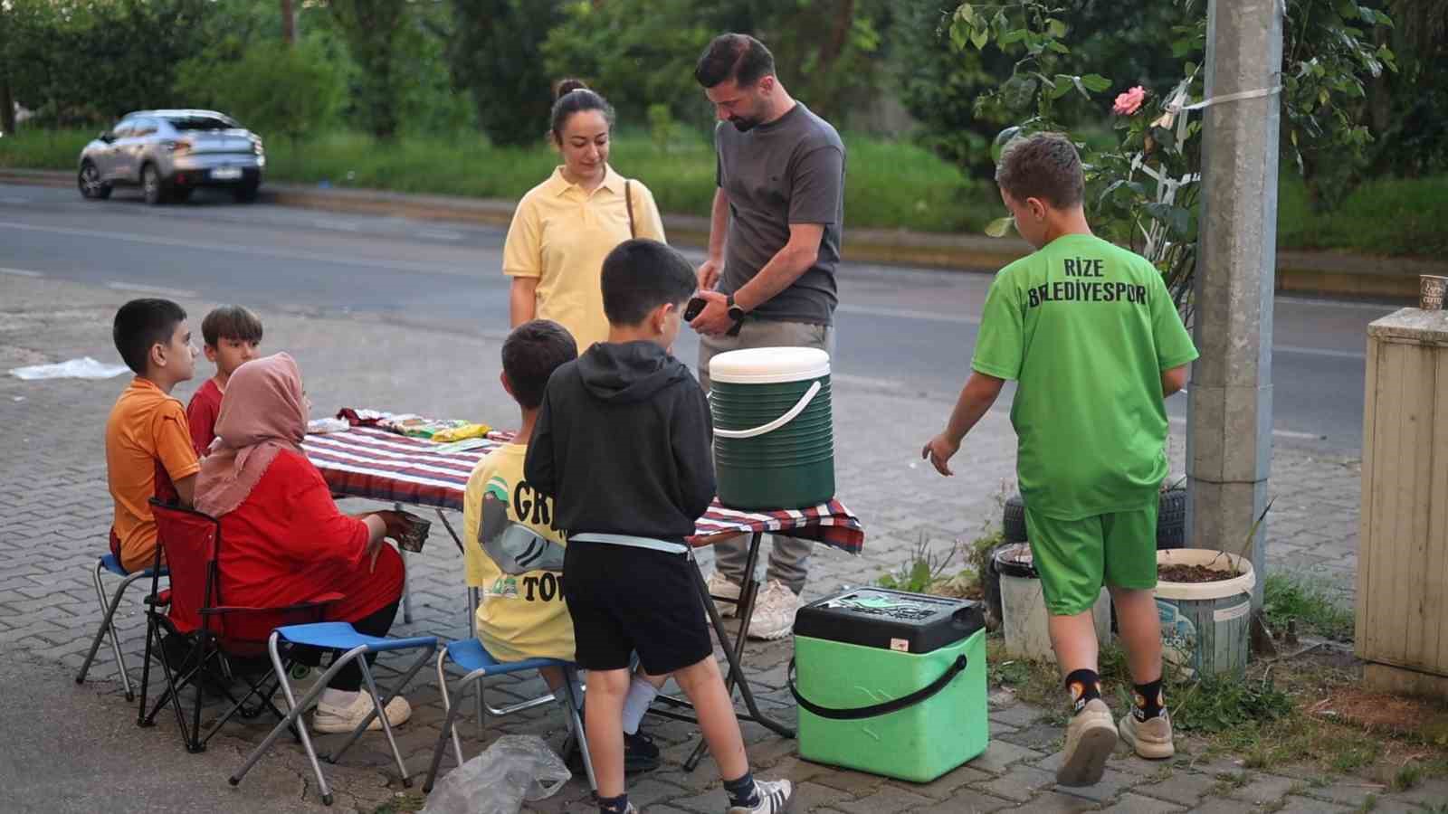 harcliklarini yolun kenarinda kurduklari tezgahta alin teriyle kazandilar 4 ss4EYbOW