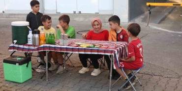 harcliklarini-yolun-kenarinda-kurduklari-tezgahta-alin-teriyle-kazandilar-Hf1I4Fib.jpg