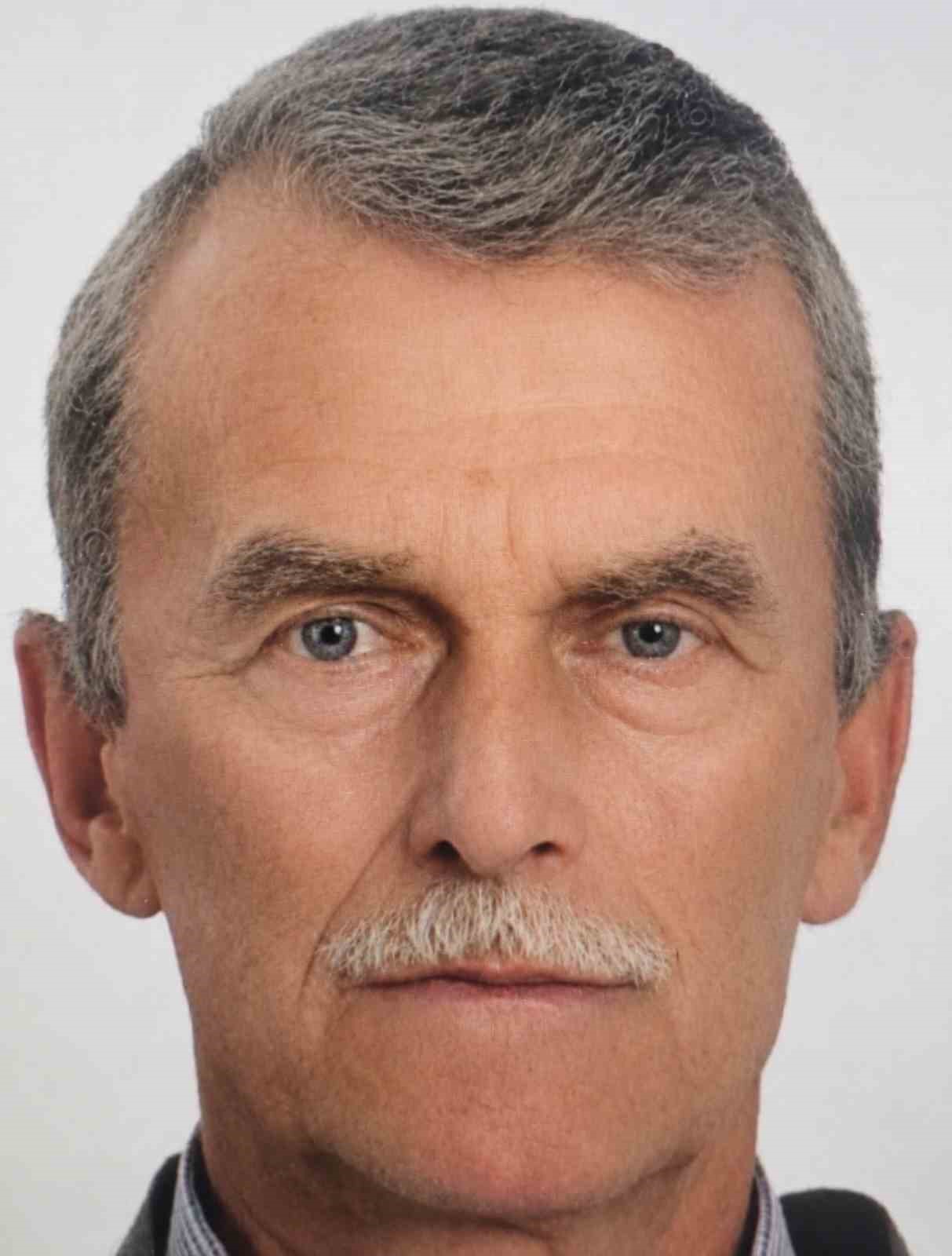 Hareket eden traktörü durdurmak isterken altında kalarak hayatını kaybetti 4 hareket eden traktoru durdurmak isterken altinda kalarak hayatini kaybetti 0